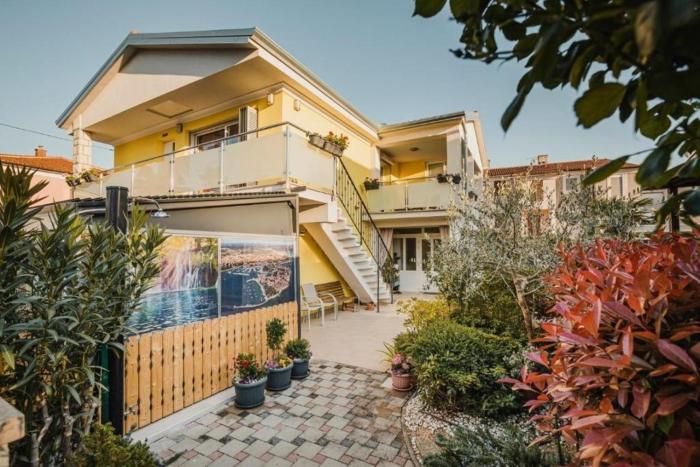 Apartments with parking space Umag - 25324