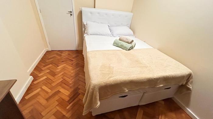 Studio 2 quadras da Praia Copacabana, com ar, wi fi, até 4 pessoas
