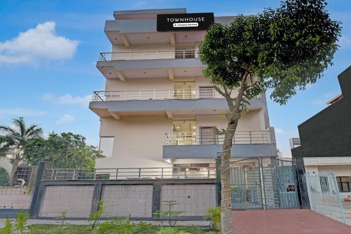 Townhouse Noida Sector 70 Formerly Palm Paradise