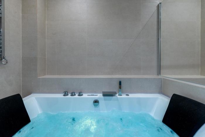 MR24 Sevilla en pareja Jacuzzi Aparcamiento Cargador electrico Buena ubicación