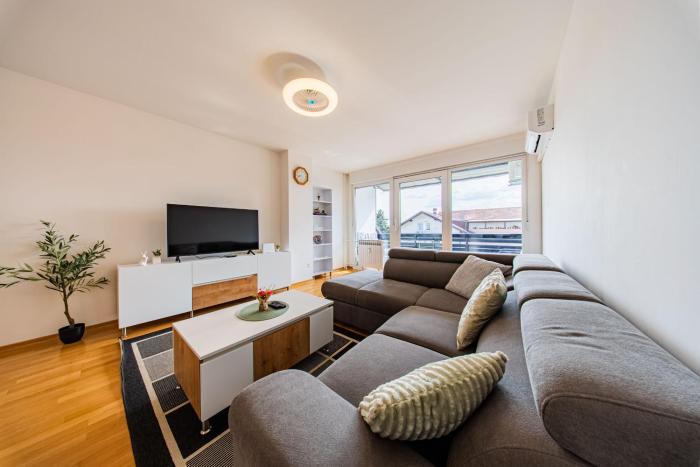 Zagreb 212 - Airport - 1 Bedroom - Balcony - New - Apartment - Loggia - Flexible Keybox Entry - Modern - Monthly Rent - WiFi