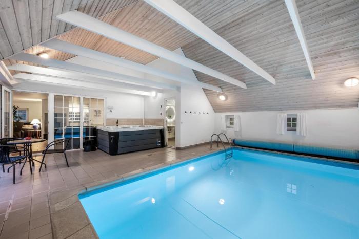 Lovely Pool House With Jumping Cushion And Activity Room