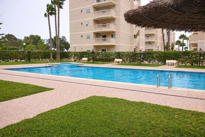 Apartamento con piscina, terraza y vistas al mar en Arenales del Sol