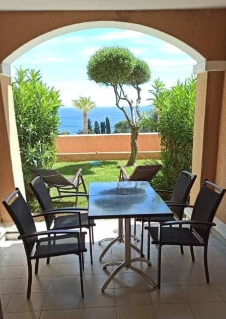 Saint-Raphael Cap Esterel Vue Mer Air-con 4 to 5 pers XWQ3