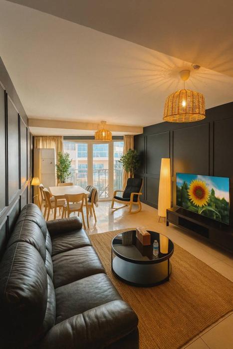 Bright, Stylish & Modern Apartment with Balcony