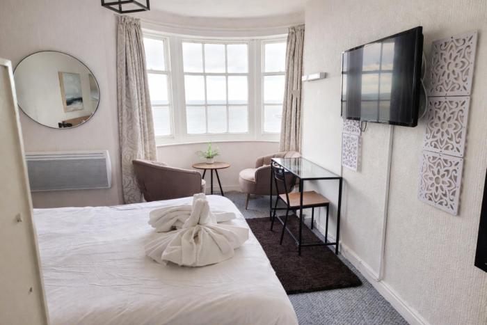 Sea View flat 4 fast WIFI & FREE parking