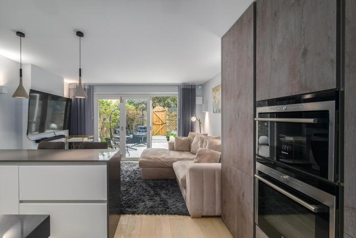 Kensington 1 Bedroom Apartment, Patio, Coffee, Easy London Access!