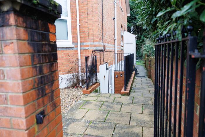 Reading Central Modern Stay for Work or Leisure