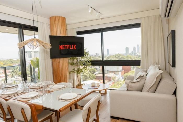 Luxury 2BR Apartment Steps from Shopping del Sol