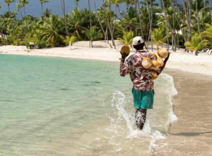 Segunda Línea Con Acceso A La Playa, Piscina, Jacuzzi, Gazebos, Zona De BBQ, Parqueos, Cámaras De Seguridad, Control De Acceso, Al Lado De Hoteles, Campos De Golf, Restaurantes, Bares, Minimarkets, Tiendas y Comercios