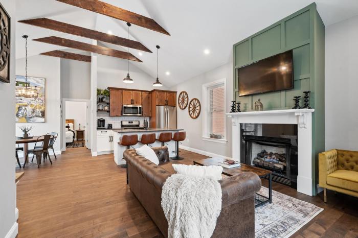 Luxurious Design Easy Access to Downtown Pittsburgh Sleeps 4