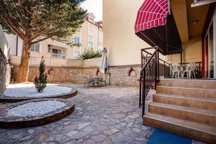 Darki Garden Apartment-Two bedroom apartment with private garden,100 meters to the lakeshore,free parking