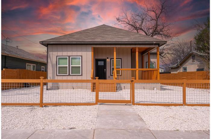 Sleek 3 Bedroom 2 Bath Just 5 Minutes to Downtown