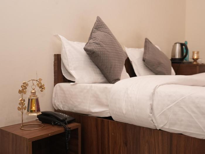 Life Tree Hotel and Banquet Hall, Sector 63A