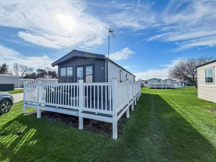 Gorgeous Caravan With Decking In Suffolk Ref 20141Bs