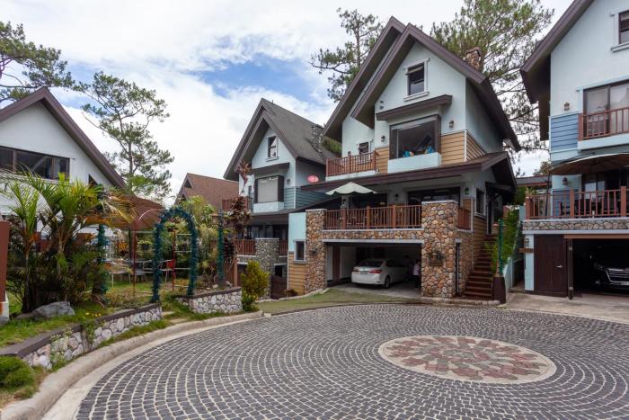 Exclusive Village Home Near Country Club, 18 pax