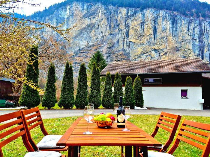 Chalet Bellevue Beautiful Waterfall view