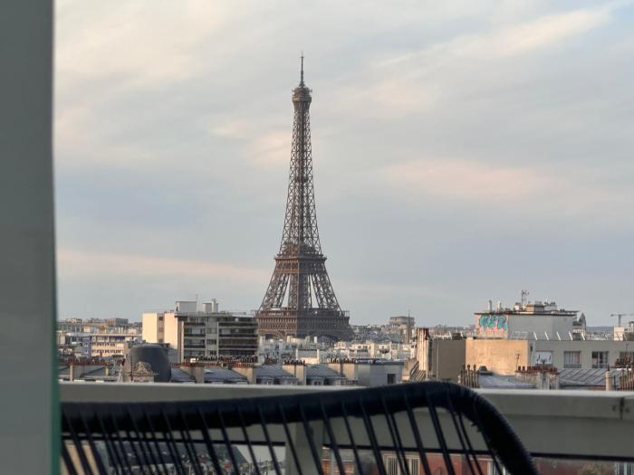 Vue extraordinaire sur la tour Eiffel