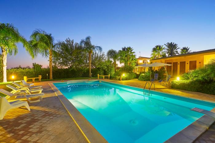 Relaxation Oasis with Pool 4 Bedrooms, 2 Bathrooms