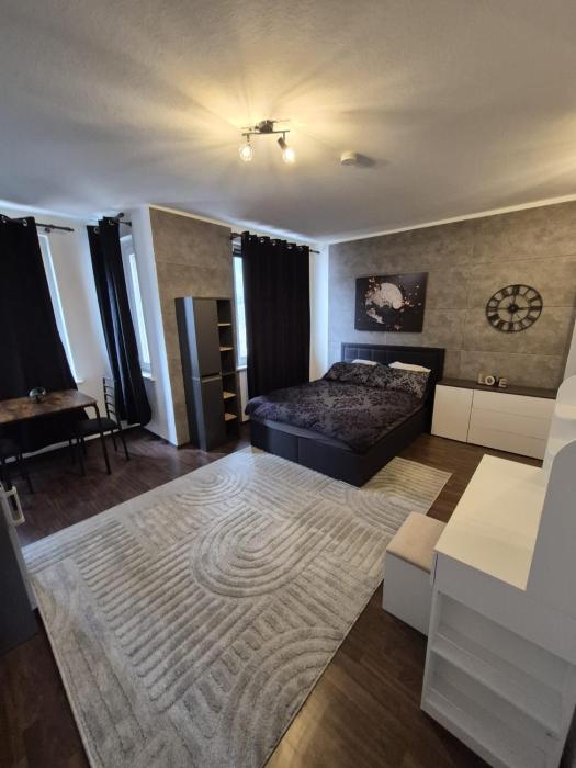Modern Black Suite in City Center