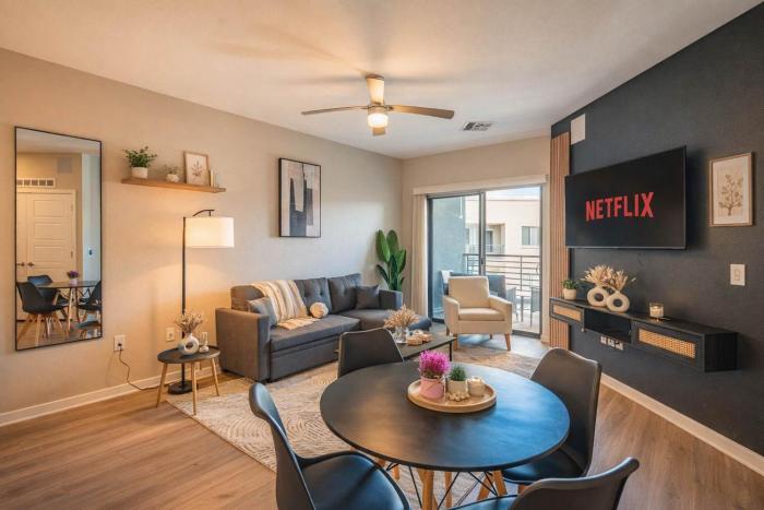 Bright 1BR Uptown Biltmore Gym Pool Parking WD