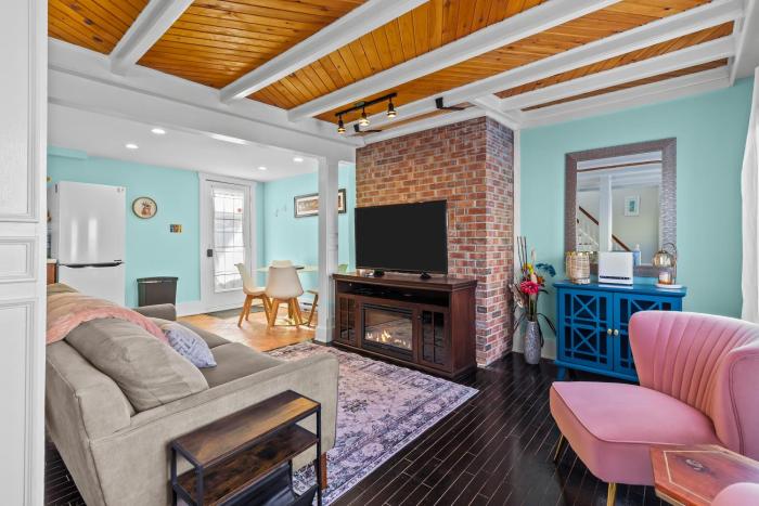 Colonial Row 3B, Off-Street Parking, Private Patio