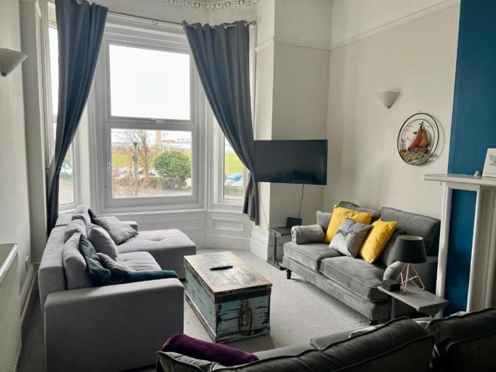 Stunning Sea Views - Sleeps 6-7 - High Ceilings - Southsea