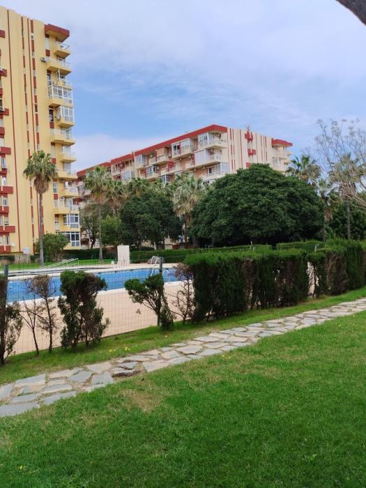 Zonas verdes, piscina cerca de playa Sana Ana