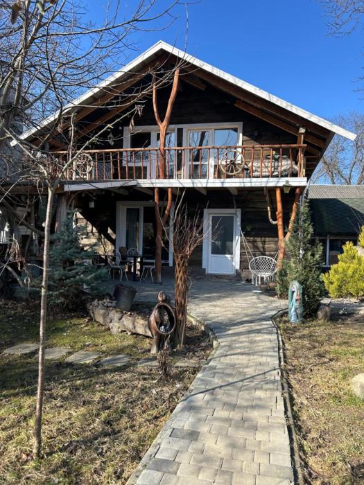 Хатка у долині