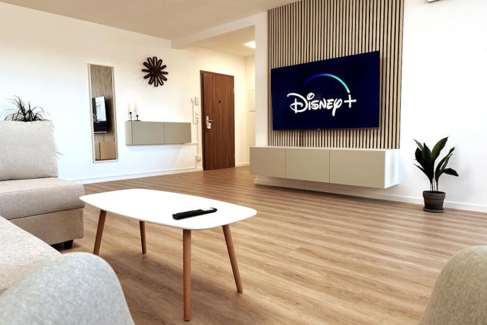 Stylish Apartment, Balcony, 2 BR Central