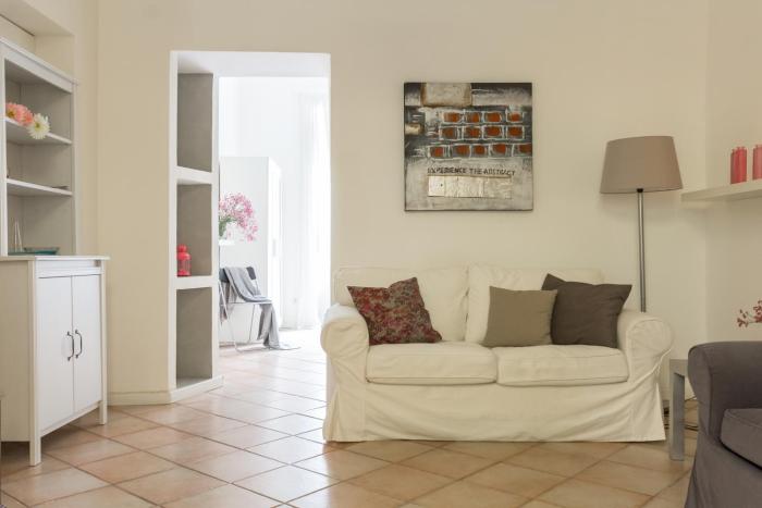 Santonofrio Apartments White&Silver