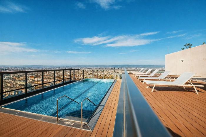 KAISER LODGE with Balcony & Rooftop Pool Access