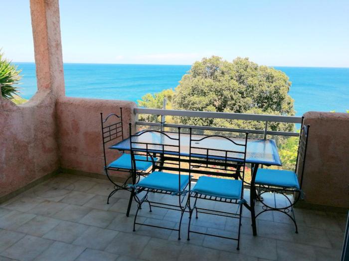 Logement Marion 2 à 4 pers terrasse vue mer 180 plage de sable 300 M - TARCO