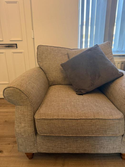 Modern 3 Bedroom Home, Parking, 10 mins to City