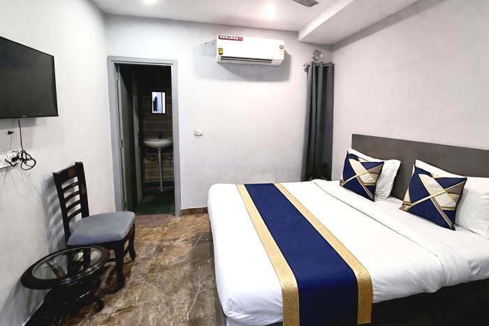 Hotel white in Nearby Anand vihar railway station