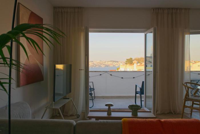 2BR Almada Velha with River & Skyline Views