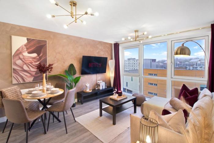 Stylish 2 Bed Apartment in Central Hemel, Parking