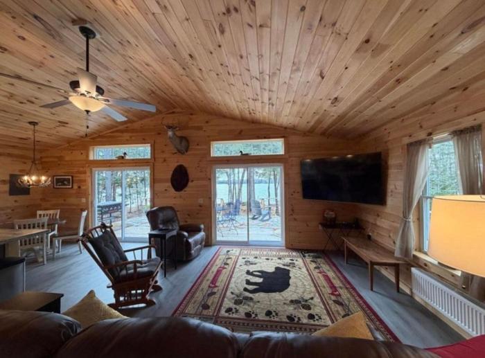 Lakefront, Private Dock, Sleeps 8, Purely Mökki!