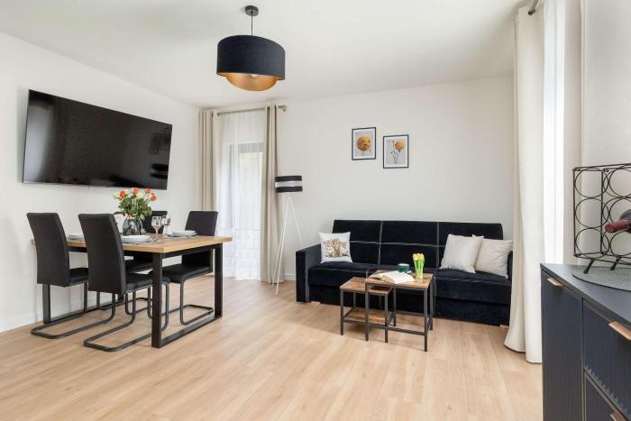 Functional Apartment with 2 Bedrooms and Parking by Noclegi Renters