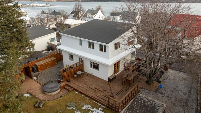 Family House in Central Akureyri - Hot Tub & Sauna