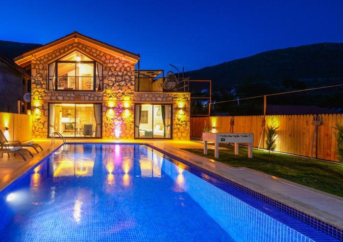 Villa with Private Pool and Jacuzzi in Nature