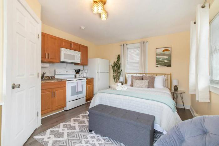 Chic Groton Studio • A Cozy, Modern & Central Gem