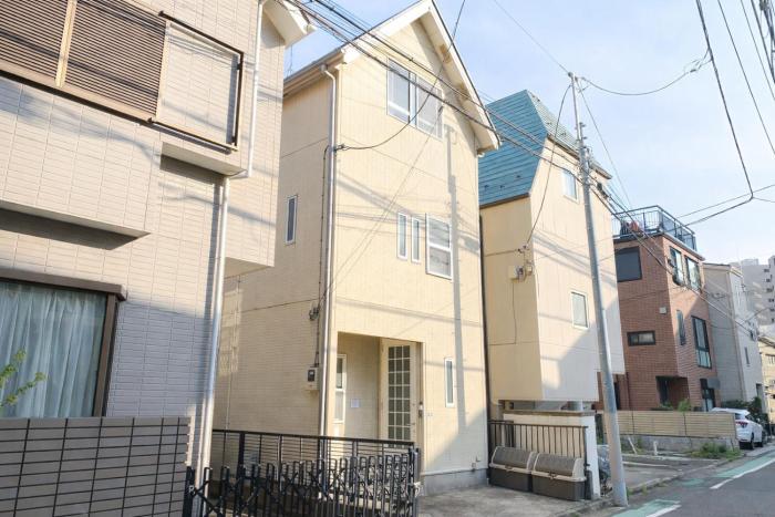 Shibuya Ward, 3 bedrooms, 15 minutes to Shinjuku Station by foot and subway 貸切一軒家9名様 新宿駅から4分の幡ヶ谷駅徒歩11分 渋谷駅直通バス停徒歩1分 ピアノと防音室有
