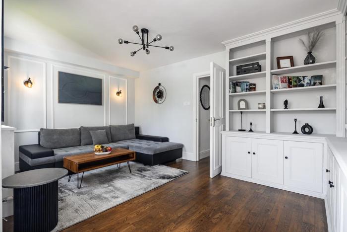 Authentic Duplex Apt and Private Parking in Chelsea