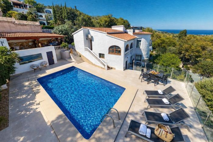 Villa León en Denia, vacaciones con barbacoa en terraza, piscina privada y vistas al Mediterráneo by Family Homes