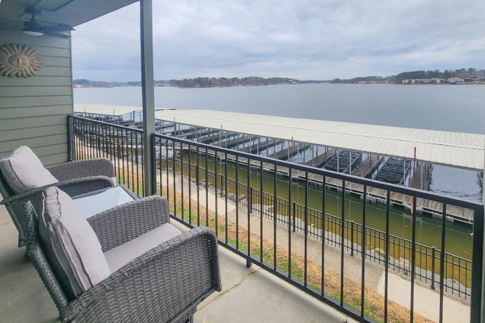Easy-Access Lake Hamilton Condo with Fireworks View
