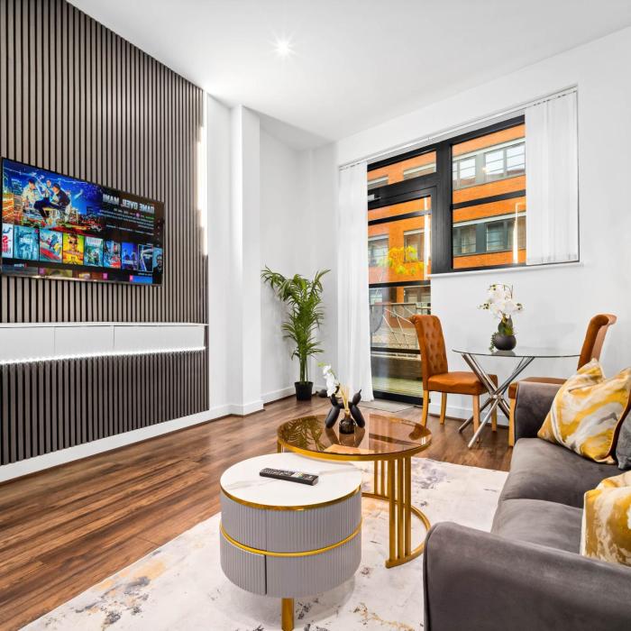 Modern Apartment - City Centre - Balcony - Smart TV - Fast Wi-Fi 139KW