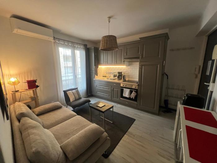 F2 climatisé centre St Raphaël plages 900 m et gare