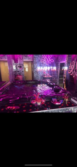 Le Majestic Spa Loveroom Jacuzzi et hammam