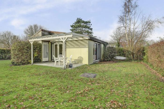 Vrijstaande bungalow met grote privé tuin 12 min vanaf strand